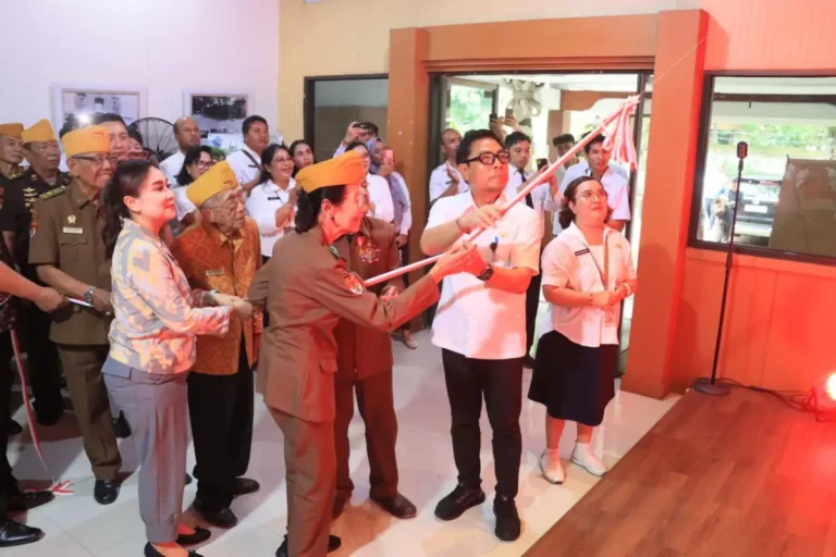 Wakil Walikota Denpasar, I Kadek Agus Arya Wibawa dalam kesempatan peresmian Etalase Jendela Perjuangan Pahlawan, Rabu (12/11) Kantor Legiun Veteran Republik Indonesia (LVRI) Kota Denpasar.