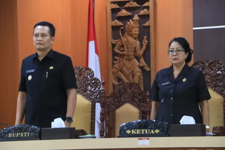 Bupati Jembrana, I Made Kembang Hartawan, menghadiri Rapat Paripurna DPRD untuk menyampaikan pendapatnya terkait dua Rancangan Peraturan Daerah yang bertujuan memperkuat ekonomi desa dan melindungi korban perdagangan orang.