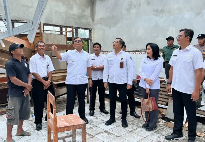 Bupati Buleleng I Nyoman Sutjidra kembali turun ke lapangan untuk memastikan proyek revitalisasi sekolah berjalan sesuai rencana.