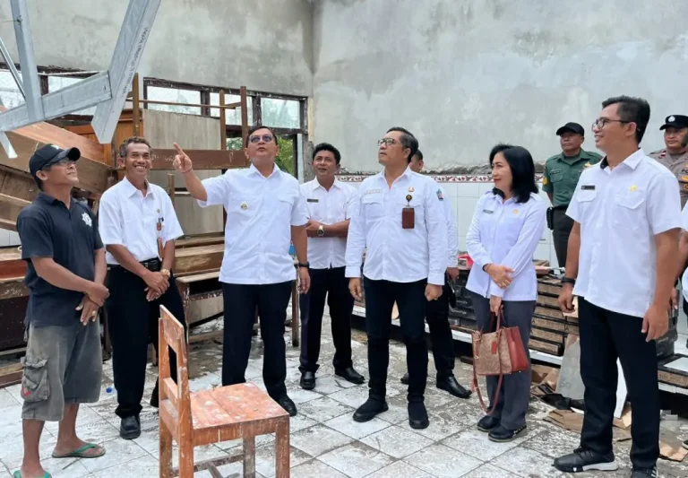 Bupati Buleleng I Nyoman Sutjidra kembali turun ke lapangan untuk memastikan proyek revitalisasi sekolah berjalan sesuai rencana.