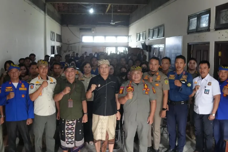 Bupati Kembang Hartawan mengunjungi Kantor Satpol PP Jembrana, Kamis, 13 November 2025, untuk meninjau kondisi kendaraan operasional dan menegaskan peran penting Satpol PP