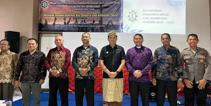 Suasana penuh kebersamaan mewarnai pelantikan pengurus Musyawarah Pelayanan Umat Kristen (MPUK) Kabupaten Jembrana periode 2025–2029
