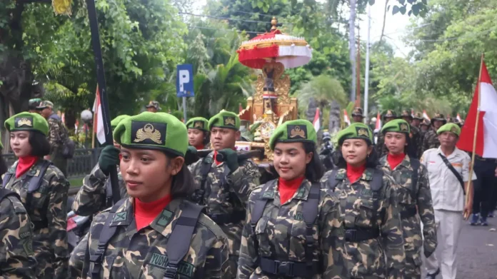Wakil Bupati Buleleng Gede Supriatna menerima estafet Pataka, Panji-Panji, dan Surat Sakti Pahlawan Nasional I Gusti Ngurah Rai