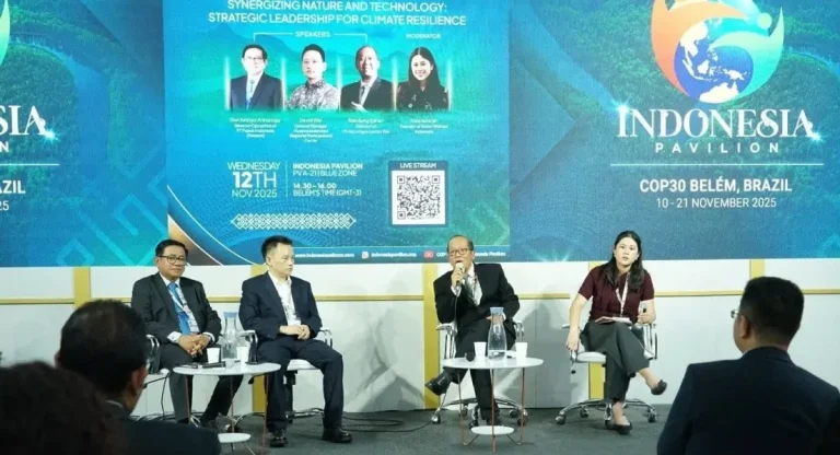 Dr. Bandung Sahari, Director of Sustainability PT Astra Agro Lestari Tbk (kedua kanan) saat sesi CEO Talks di Paviliun Indonesia COP30 Belém, Brasil, yang diselenggarakan pada Rabu (12/11/2025).