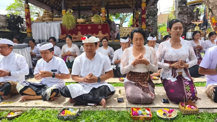 Bupati Bangli, Sang Nyoman Sedana Arta, memimpin upacara Nyatur Piodalan di Pura Padmasana untuk memohon berkah dan menegaskan pentingnya mengintegrasikan nilai adat dengan tata kelola pemerintahan.