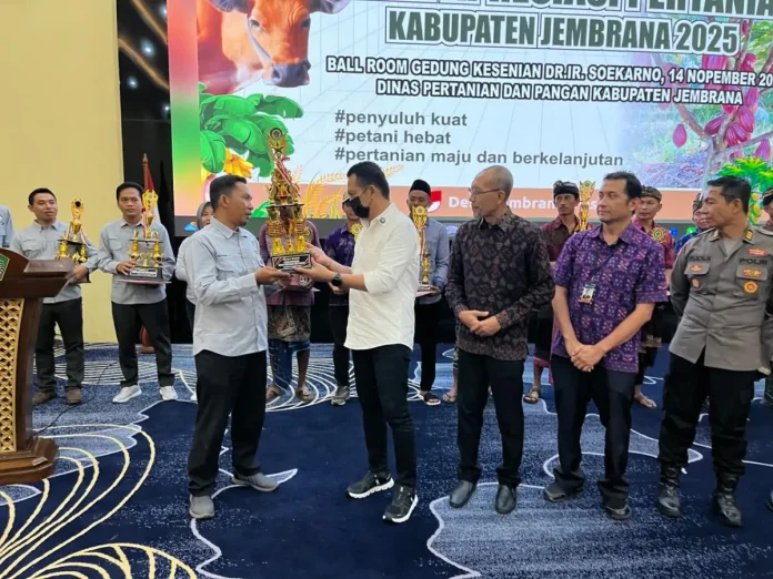 Pemkab Jembrana menggelar Pekan Apresiasi Pertanian 2025 untuk memberikan penghargaan kepada pelaku pertanian sekaligus menekankan perlindungan lahan dan penguatan ketahanan pangan. Pemkab Jembrana menggelar Pekan Apresiasi Pertanian 2025 untuk memberikan penghargaan kepada pelaku pertanian sekaligus menekankan perlindungan lahan dan penguatan ketahanan pangan.