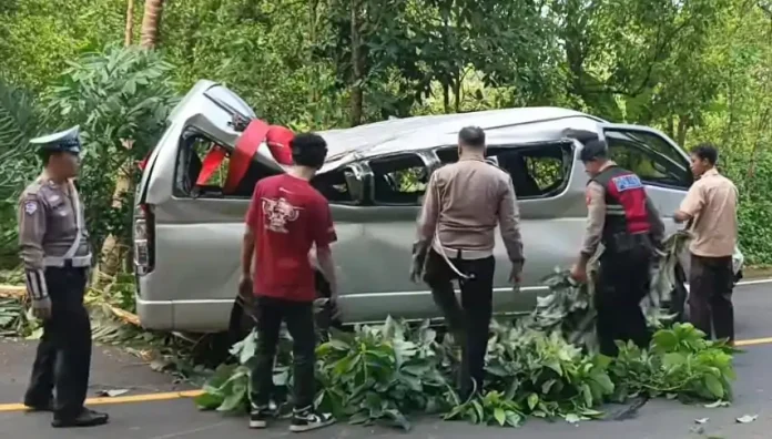 Proses olah TKP lakalantas di Kilometer 7,700 meter tepatnya memasuki wilayah Banjar Dinas Prabukula, Desa Padang Bulia, Kecamatan Sukasada, Buleleng, yang merenggut nyawa lima orang WNA China.
