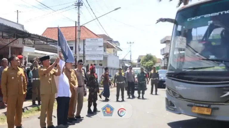 Wakil Bupati Buleleng, Gede Supriatna, melepas 30 jemaah umroh dari Kabupaten Buleleng di Masjid At-Taqwa, Senin 20 Oktober 2025.