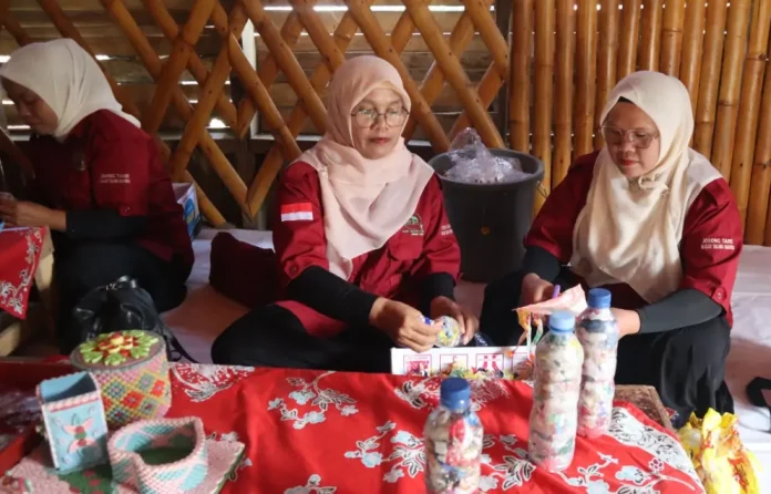 Pengelolaan limbah anorganik di bank sampah dilakukan sepenuhnya oleh warga Kampung Berseri Astra Tabek Talang Babungo yang tidak hanya bernilai ekonomis sebagai tabungan, tetapi juga menjadi bagian dari praktik ekonomi sirkular yang memperkuat kemandirian desa.