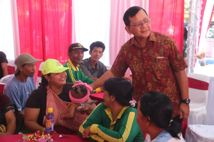 Menjelang Hari Raya Galungan dan Kuningan, Pemkab Buleleng menyalurkan 640 paket sembako kepada petugas kebersihan sebagai apresiasi atas dedikasi mereka menjaga kebersihan kota.