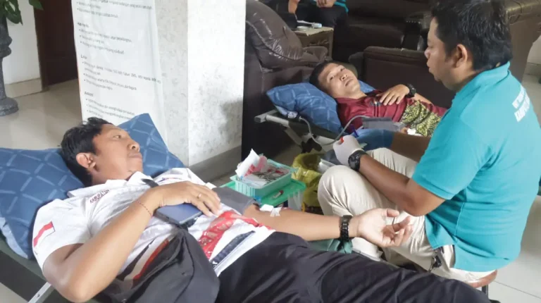 Dengan semangat HUT Korpri ke-54, ratusan ASN Pemkab Buleleng antusias mengikuti aksi donor darah hingga terkumpul 119 kantong darah untuk membantu sesama.