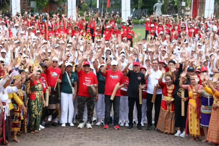 Tabanan Tertawa dan Bali Berdoa di Taman Bung Karno menghadirkan ribuan peserta yoga sebagai bagian HUT ke-532 Kota Singasana, membawa suasana ceria dan mempererat kebersamaan masyarakat.