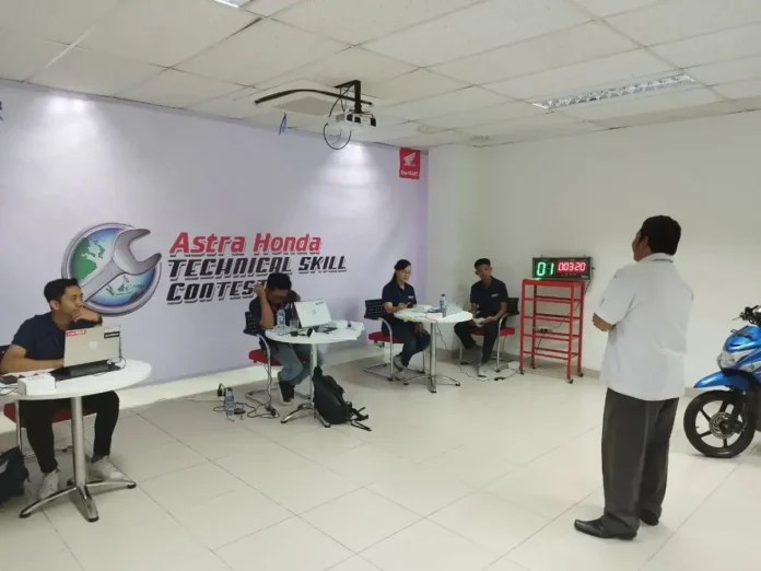 Para siswa SMK mitra binaan Astra Motor Bali sedang mengikuti seleksi uji praktik pada gelaran Festival Vokasi Satu Hati (FEVOSH).