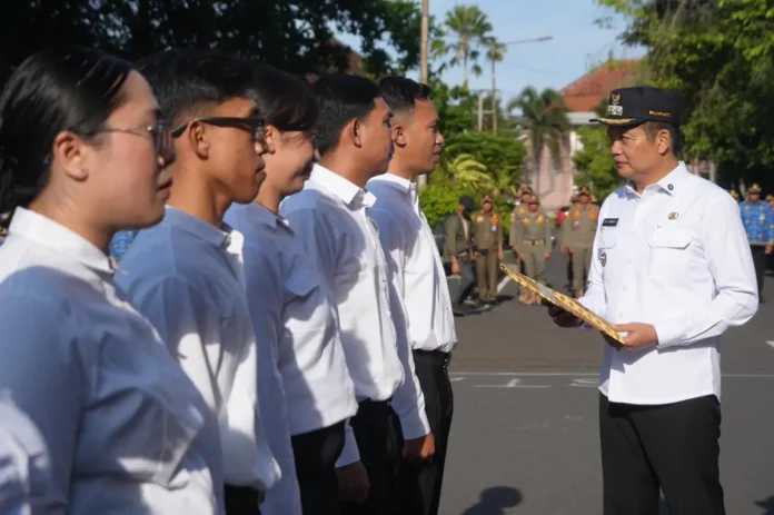 Berikut satu kalimat sederhana yang merangkum teks: Bupati Jembrana I Made Kembang Hartawan melantik 1.453 PPPK Paruh Waktu formasi 2025, menekankan pengelolaan anggaran yang ketat, optimalisasi PAD, dan etika kerja aparatur menjelang Hari Raya Galungan dan Kuningan.