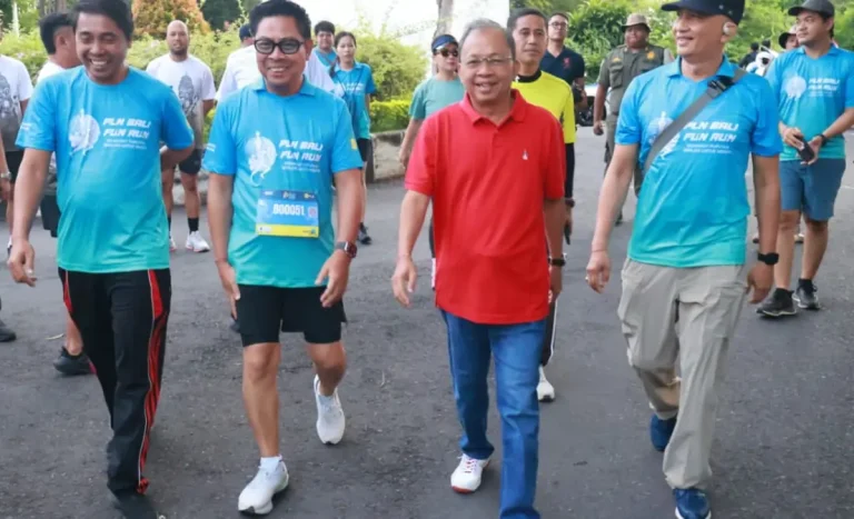 Gelaran PLN Bali Fun Run 2025 berlangsung meriah. Tampak Gubernur Bali Wayan Koster (kaos merah) bersama Kadis ESDM Provinsi Bali Ida Bagus Setiawan (kanan), Wakil Wali Kota Denpasar I Kadek Agus Arya Wibawa (dua dari kiri) dan Manager Komunikasi dan TJSL PLN UID Bali I Wayan Eka Susana (kiri) ikut serta berbaur dengan peserta PLN Bali Fun Run.