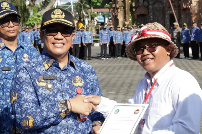 Bupati Tabanan memimpin Upacara Hari Kesadaran Nasional yang dirangkaikan dengan penyerahan SK P3K serta penghargaan ASN berprestasi dan purna tugas.