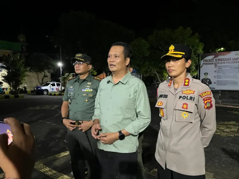 Bupati Jembrana I Made Kembang Hartawan mengecam insiden penurunan Bendera Merah Putih, menyerahkan penanganan kasus kepada kepolisian, dan mengimbau masyarakat tetap tenang.