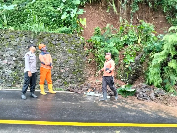 Longsor Terjang Desa Gitgit, Akses Sempat Tertutup dan Berhasil Dibuka Kembali oleh Tim Gabungan