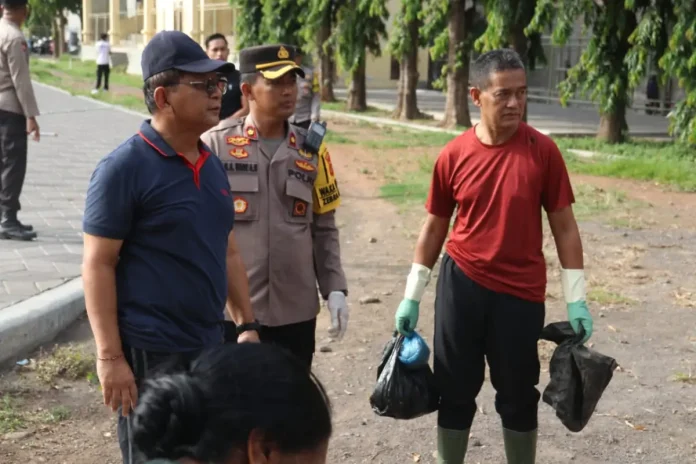 Pemerintah Kabupaten Buleleng menggelar aksi bersih-bersih Sungai Mumbul untuk mencegah banjir akibat cuaca ekstrem sambil mengajak masyarakat menjaga kebersihan sungai secara berkelanjutan.