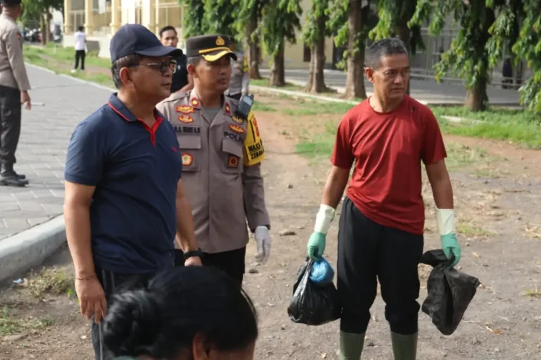 Pemerintah Kabupaten Buleleng menggelar aksi bersih-bersih Sungai Mumbul untuk mencegah banjir akibat cuaca ekstrem sambil mengajak masyarakat menjaga kebersihan sungai secara berkelanjutan.