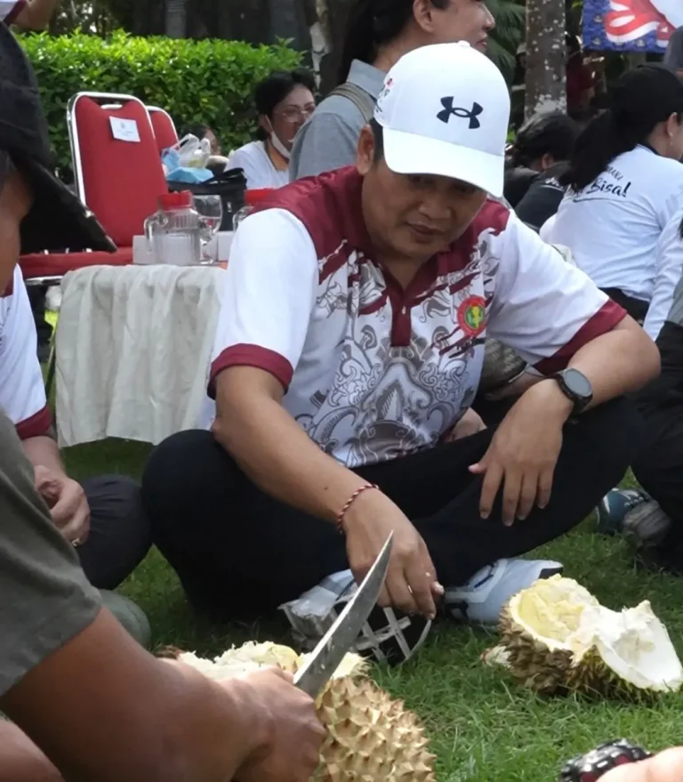 Bupati Jembrana, I Made Kembang Hartawan, hadir dalam perayaan HUT Korpri dan HUT ke-80 PGRI yang diisi makan durian bersama, olahraga, dan lomba tradisional.