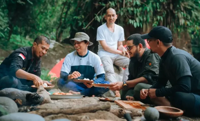 Ritno Kurniawan, Perintis Wisata Nyarai, dari Sumatra Barat, ia mengubah hutan lindung bekas pembalakan dan kini menjadi magnet wisata alam yang mendunia dan telah menarik ratusan ribu wisatawan. Dari hanya lima pemandu pada awalnya dan kini berkembang menjadi 150 pemandu, termasuk pemandu bersertifikasi internasional.