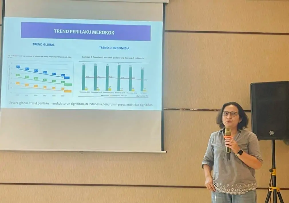 dr. Putu Ayu Swandewi Astuti, MPH., Ph.D., (Dokter Ayu) saat mmberikan materi