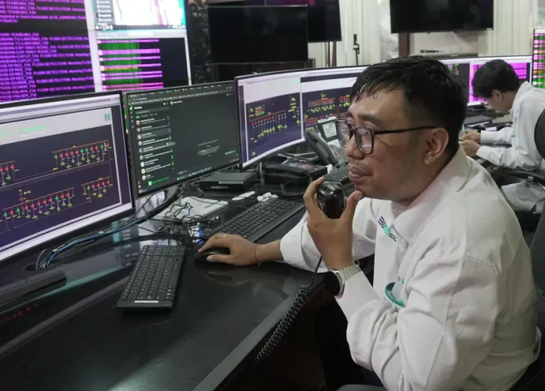 Petugas dispatcher I Putu Arya Pratama (kiri) sedang melakukan koordinasi pemantauan sistem kelistrikan di ruang operator DCC