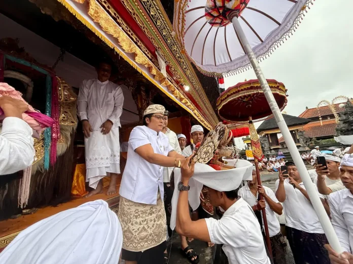 Wagub Bali I Nyoman Giri Prasta ikut melaksanakan Upacara Nebes Ratu Tapakan di Desa Adat Sidan untuk menjaga kelestarian budaya dan adat istiadat setempat.