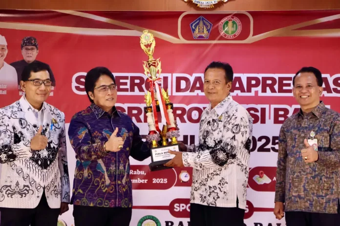 Wagub Bali I Nyoman Giri Prasta mendorong peningkatan kompetensi digital dan sarana prasarana pendidikan guna mendukung kualitas guru dan generasi penerus.