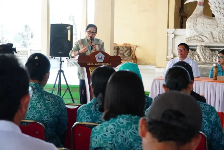 Putri Suastini Koster mengajak masyarakat Nusa Penida mengubah pola pikir dalam mengelola sampah, menyelesaikannya di sumber, dan menjaga keindahan serta kesucian pulau secara berkelanjutan.