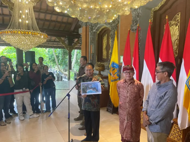Proyek pembangunan lift kaca atau Glass Viewing Platform di kawasan Pantai Kelingking, Desa Bunga Mekar, Nusa Penida, dipastikan dihentikan