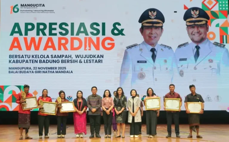 Bupati Badung I Wayan Adi Arnawa menyerahkan penghargaan kepada para pengelola Bank Sampah, TPS3R, Sekolah Adiwiyata, serta pelaku usaha