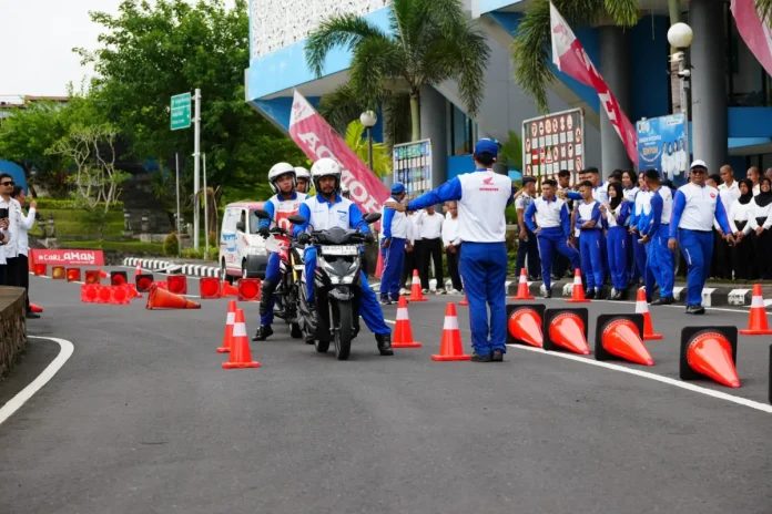 Astra Motor Bali bersama AHM menggelar “Edukasi Safety Riding IYRSW Denpasar 2025” untuk membekali generasi muda berkendara aman dan menanamkan budaya #Cari_Aman.