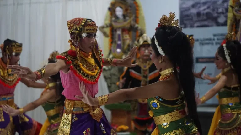 Yayasan blabla menampilkan Tari Jegog Tempo Dulu di Jembrana sebagai upaya melestarikan kesenian lokal dan mendapat apresiasi Bupati Kembang.