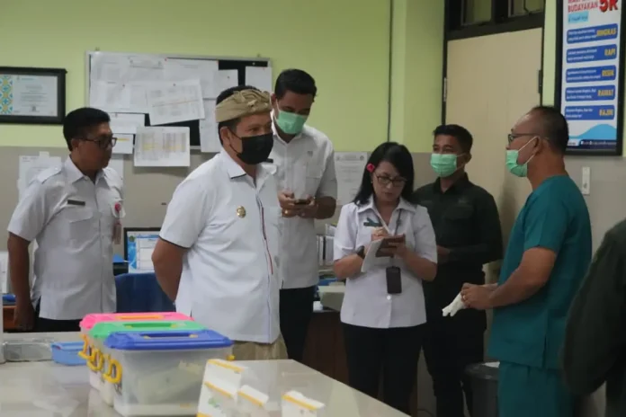 Bupati Jembrana I Made Kembang Hartawan melakukan sidak ke RSU Negara untuk mengevaluasi pelayanan, memastikan kehadiran dokter, dan mendorong tenaga medis memberikan layanan terbaik bagi masyarakat.