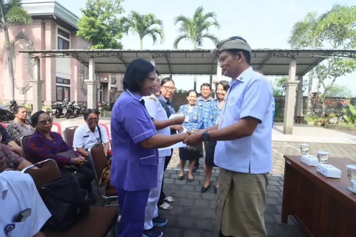 Pemkab Jembrana melalui KORPRI menyerahkan santunan dan parsel dalam rangka HUT KORPRI ke-54 dan HUT PGRI ke-80 sebagai wujud kepedulian kepada anggota serta masyarakat yang membutuhkan.