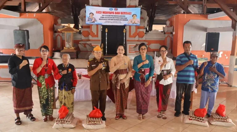 Tim Penggerak PKK Kabupaten Buleleng menggelar Aksi Menyapa dan Berbagi dengan menyerahkan 40 paket sembako kepada veteran dan petugas kebersihan sebagai wujud kepedulian menjelang Hari Raya Kuningan.