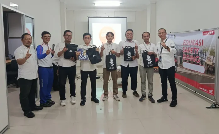 Astra Motor Bali menggelar edukasi Safety Riding bagi karyawan FIF Kuta untuk meningkatkan kesadaran berkendara aman dan menekan risiko kecelakaan di jalan.