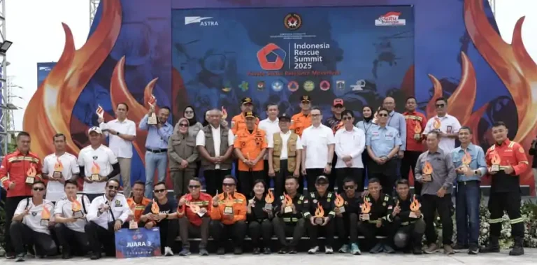Menteri Koordinator Bidang Pembangunan Manusia dan Kebudayaan RI Pratikno (tengah baris kedua), Kepala Badan Nasional Pencarian dan Pertolongan (Basarnas) Marsekal Madya TNI Mohammad Syafii (delapan kiri baris kedua), Deputi Bidang Logistik dan Peralatan Badan Nasional Penanggulangan Bencana (BNPB) Andi Eviana (enam kiri baris kedua), Staf Ahli Bidang Ekonomi Kesehatan Kementerian Kesehatan RI Bayu Teja Muliawan (kelima kanan baris kedua), Staf Ahli Menteri Bidang Aksesibilitas Sosial Kementerian Sosial RI Abdul Muis (keempat kanan baris kedua, serta Chief of Corporate Affairs Astra Boy Kelana Soebroto (keenam kanan baris kedua) bersema pemenang komptisi aksi keselamatan Indonesia Rescue Summit 2025 yang dilaksanakan hari ini (27/11/2025).