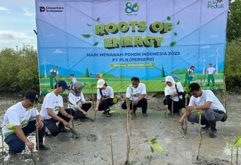 Manajer UP2D Bali Petrus Irwan Ichwansaputra (paling kiri) sedang melakukan kegiatan penanaman Pohon Mangrove di Mangrove Arboretum Park, Benoa (28/11).