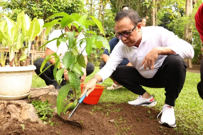 Walikota Denpasar, I Gusti Ngurah Jaya Negara dan Wawali Arya Wibawa saat melakukan penanaman pohon di kawasan Tukad Bindu dan Setra Badung, Minggu (30/11). Walikota Denpasar, I Gusti Ngurah Jaya Negara dan Wawali Arya Wibawa saat melakukan penanaman pohon di kawasan Tukad Bindu dan Setra Badung, Minggu (30/11).