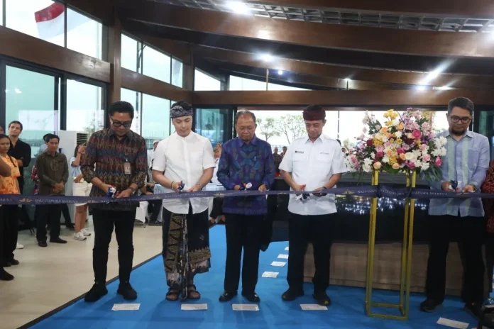 Wakil Walikota Denpasar, I Kadek Agus Arya Wibawa saat mendampingi Gubernur Bali, Wayan Koster dalam Pilot Opening Dermaga B Bali Gapura Marina di kawasan Bali Maritime Tourism Hub (BMTH), Pelabuhan Benoa, Bali, Rabu (26/11).