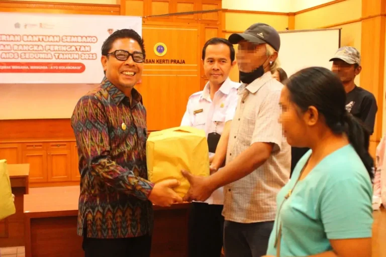 Wakil Walikota Denpasar I Kadek Agus Arya Wibawa saat menyerahkan secara simbolis 125 paket sembako kepada Orang Dengan HIV/AIDS (ODHA) kurang mampu, serangkaian peringatan Hari AIDS Sedunia di Kota Denpasar. Acara ini digelar di ruang pertemuan Yayasan Kerti Praja Kota Denpasar, Rabu (26/11).
