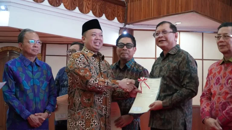 Bupati Buleleng I Nyoman Sutjidra menegaskan komitmen membatasi alih fungsi lahan dan melestarikan pertanian, serta menerima sertifikat hak pakai tanah di Desa Tinggarsari saat Rapat Koordinasi Akhir GTRA.