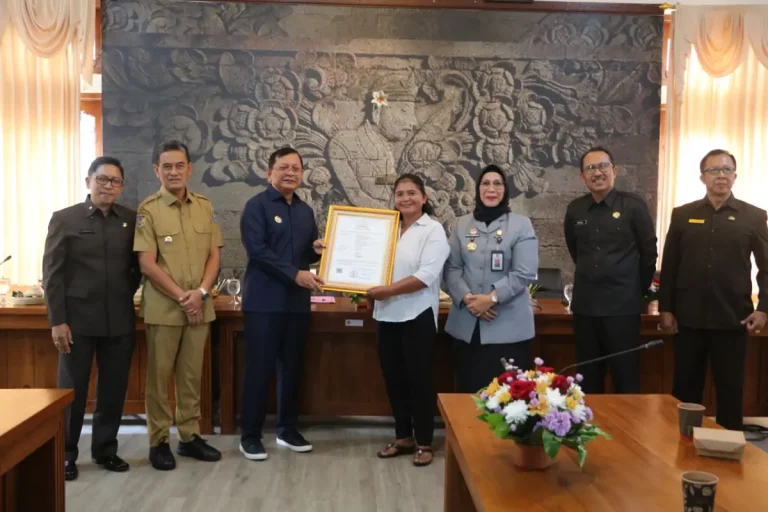 Pemkab Buleleng menyerahkan 34 sertifikat HAKI untuk melindungi karya kreatif masyarakat, mendorong pelestarian seni budaya, mendukung karya difabel, dan memperkuat kolaborasi dengan perguruan tinggi.