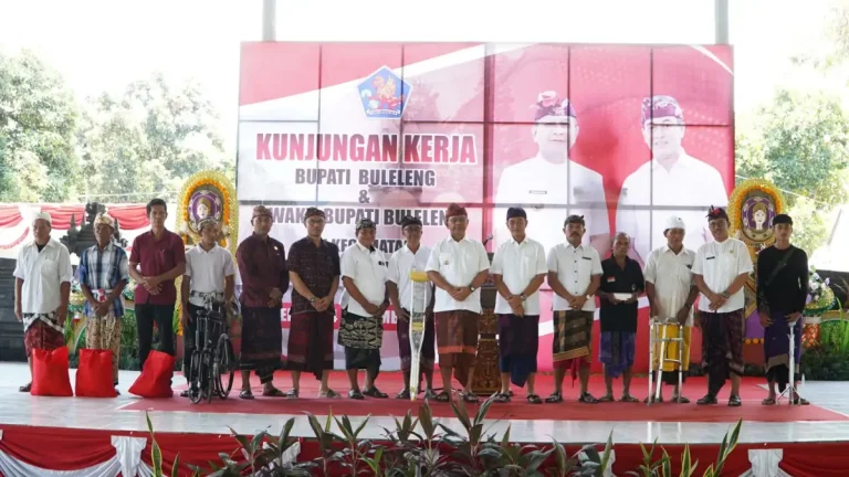 Bupati Buleleng I Nyoman Sutjidra dan Wakil Bupati Gede Supriatna meninjau proyek Jalan Merak, SMPN 1 Kubutambahan, dan rencana pembangunan SMP baru serta rumah sakit di Tejakula.