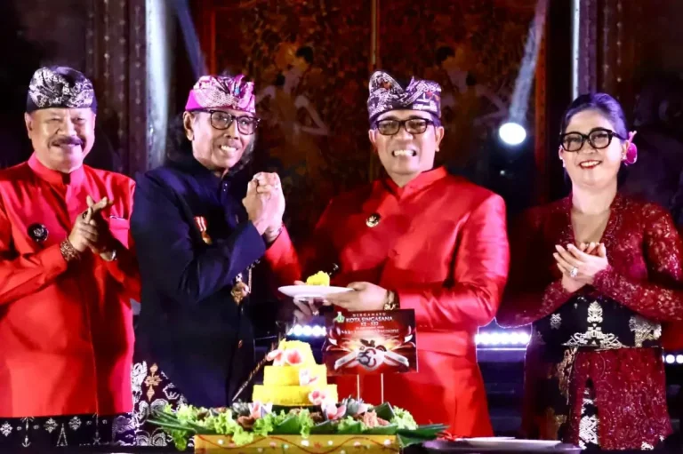 Puncak HUT ke-532 Kota Singasana di Tabanan dirayakan meriah dengan kesenian lokal, stan IKM/UMKM, dan penampilan Padi Reborn, menegaskan kebersamaan, pelestarian budaya, dan optimisme menuju Tabanan Era Baru AUM.