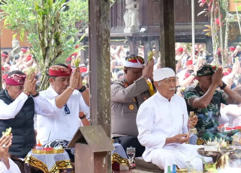 Pemerintah Kabupaten Tabanan menggelar persembahyangan bersama di Pura Luhur Batukau sebagai langkah awal implementasi Haluan Pembangunan Bali Masa Depan 100 Tahun.