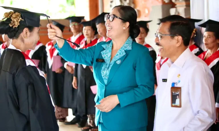 Komitmen Pemerintah Kabupaten Tabanan dalam meningkatkan kualitas hidup lanjut usia melalui pelaksanaan Wisuda Sekolah LansiaTahun 2025.